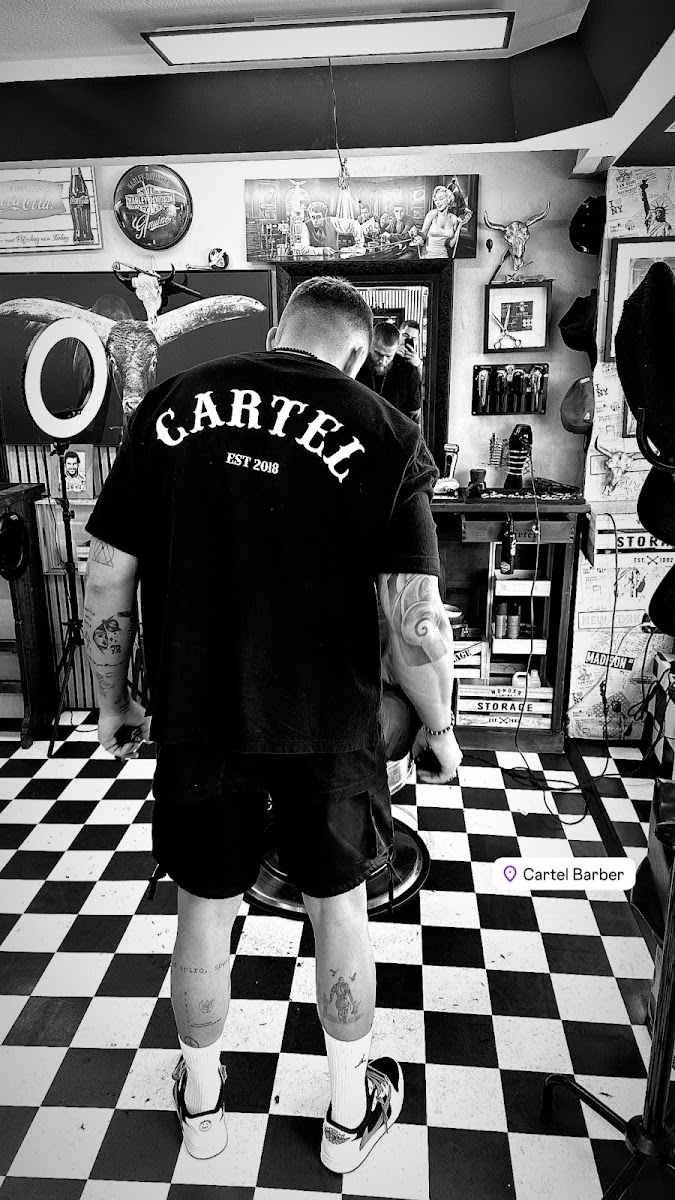 Innenansicht des Cartel Barber Shops mit American-Style-Deko und Schachbrettboden